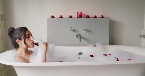 Picie Wina Kąpiel Bąbelkami Kobieta Relaksują Się Łazience Płatki Róż — Wideo stockowe