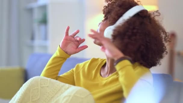 Woman Listening Music Headphones Dancing Feeling Expressive Increased Serotonin Home — Αρχείο Βίντεο