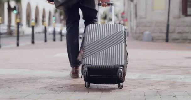 カジュアルな旅行やスーツケースを持っている男性 ゆっくりとロンドン市内のホテルや空港に歩きます 休暇のために旅行する都市の町でバッグや荷物を持つ男性のバックビュー — ストック動画