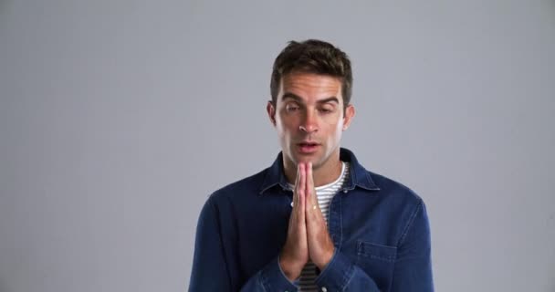 Człowiek Myśląc Modląc Się Ręce Studio Dla Problemu Wątpliwości Mylić — Wideo stockowe
