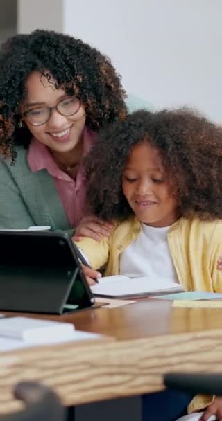 宿題帳付きの母 タブレット 研究のためのハグとサポート 子供と一緒に読書 進歩や家庭でのオンラインクラスのためのノートを書く — ストック動画