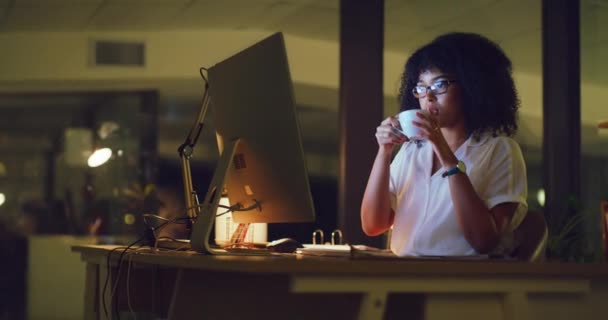 Empresária Bebendo Café Enquanto Trabalhava Até Tarde Para Ficar Acordada — Vídeo de Stock