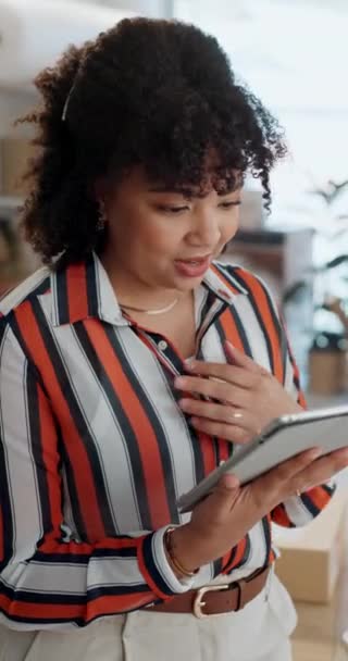 Celebrazione Tablet Donna Professionale Entusiasti Consegna Negozio Commerce Successo Delle — Video Stock