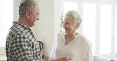 Üst düzey çift, emeklilikte sarılıp kaynaşma, güvenlik ve evde gülümseme, güven ve destek ya da şefkat. Mutlu yaşlılar, evlilikte ilişki, bağlılık ve romantizm içinde kucaklaşın ve ilgilenin..