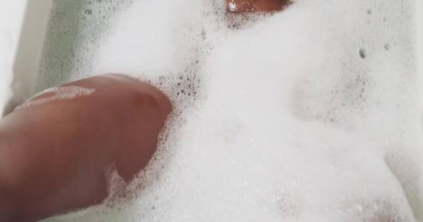 朝のルーチンで衛生と健康な肌のために水で体を清掃するバス 黒人男性 アパートのバスルームで洗濯する裸のアフリカ人男性の泡 健康とクローズアップ — ストック動画