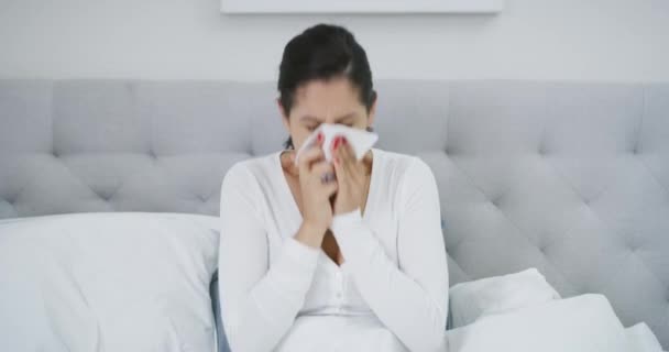 病気とくしゃみとベッド 感染症のための鼻とウイルスを吹く 罪悪感と風邪の症状 問題および医学のための寝室の病気 ティッシュそしてアレルギー — ストック動画
