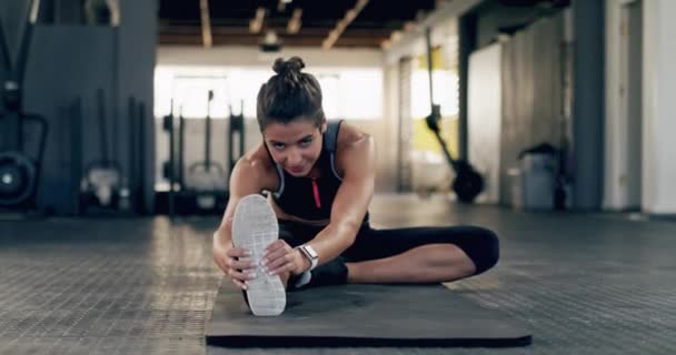 女性和伸展腿在健身房健身 健康的表现和锻炼 运动员和在垫子上热身开始训练 运动挑战和锻炼时的肌肉灵活性 — 图库视频影像