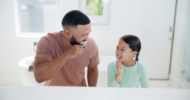 Feliz Pai Menina Abraço Escovar Dentes Banheiro Para Atendimento Odontológico — Vídeo de Stock