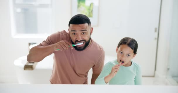 幸せな父親 歯科治療 衛生または朝のルーチンのための浴室で歯磨き 歯を白くするための笑顔で父と小さな少女や子供のクリーニング ガムと口 — ストック動画