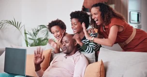 黑人家庭 用于视频通话的笔记本电脑 以及带着孩子坐在客厅沙发上的父母 与母亲 父亲和男孩一起在公寓里微笑 挥挥手或打招呼 — 图库视频影像