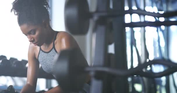 Gym Handdoek Zweet Vrouw Moe Ontspannen Rusten Actieve Training Workout — Stockvideo