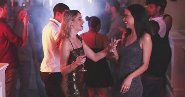 夜总会和女人带着音乐参加派对 新年前夕的活动和生日 快乐的朋友 还有在舞厅里为迪斯科 庆典和节日喝鸡尾酒的人 — 图库视频影像