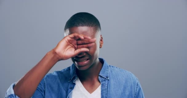 伤心或情绪化的黑人男人在演播室里的悲伤 哭泣和脸 精神健康 肖像和在灰色背景下因悲伤 损失或感情激动而流泪的非洲人 — 图库视频影像
