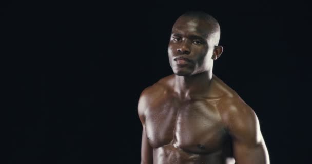 准备和战斗的手在体育竞赛 健身肖像画和黑色背景的工作室模型 拳击手 非洲脸和强壮的身体 妈妈的挑战和冠军运动员 — 图库视频影像