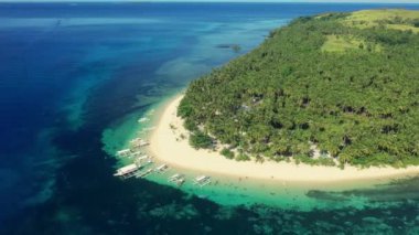 İnsansız hava aracı, tropikal ve deniz kenarında tatil için kulübeleri olan bir ada veya palmiye ağaçları ve okyanusları olan bir macera. Hava manzarası, deniz arka planı ve rahatlamak için Filipinler plajı manzaralı seyahat ve özgürlük.