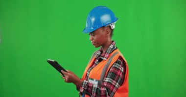 Tablet, yeşil ekran portresi ya da inşaat sektöründe parmakla gösterilen ya da sahnelenen siyah kadın mimar. Afrikalı müteahhit, stüdyo geçmişi ya da kaskla gülümseyen mutlu kadın inşaat işçisi..