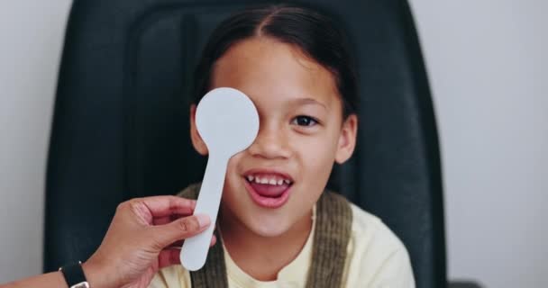 Exame Ocular Rosto Optometrista Cobrem Visão Infantil Para Consulta Óptica — Vídeo de Stock