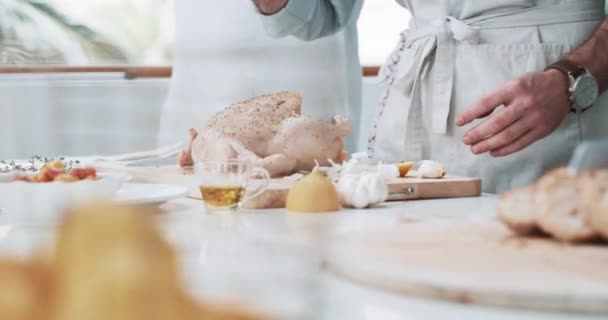 Matlagning Kalkon Och Händerna Människor Köket För Lunch Familjemiddag Och — Stockvideo