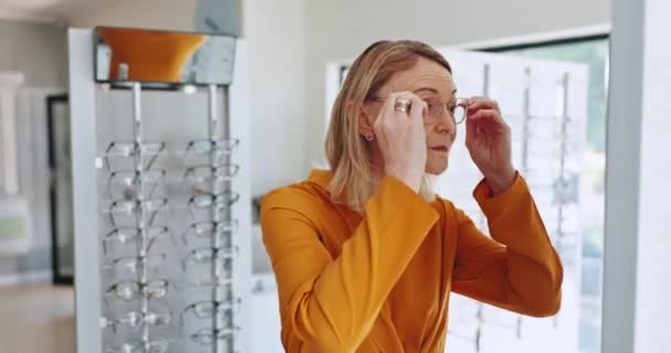 Vision Shopping Kvinde Med Valg Briller Hos Optiker Butik Sundhed – Stock-video