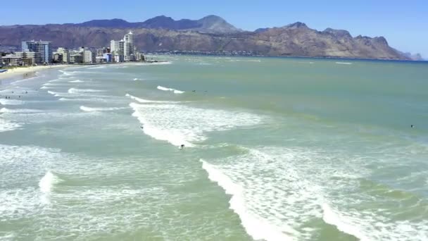 Drone Spiaggia Oceano Persone Che Nuotano Navigano Con Città Condomini — Video Stock
