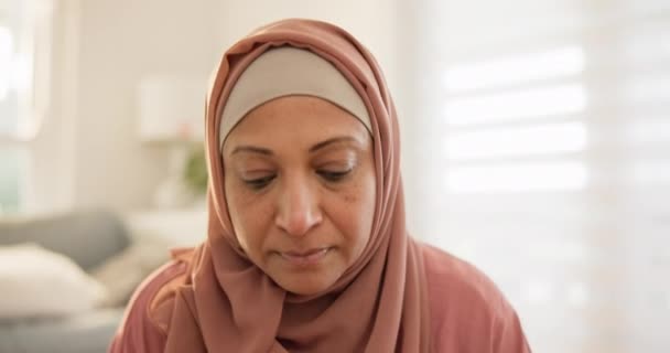 イスラム教 または家庭での精神的な意識のための祈り ラマダンの伝統 礼拝における断食のカーペットの上に落ち着いたまたは成熟したムスリムの人 — ストック動画