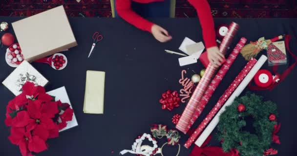 Manos Envoltura Regalo Persona Con Rollo Papel Navidad Cinta Adhesiva — Vídeos de Stock