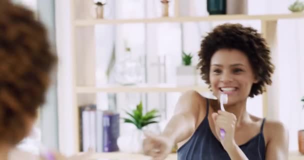 Wanita Sikat Gigi Dan Bernyanyi Cermin Menyikat Gigi Dan Kebersihan — Stok Video