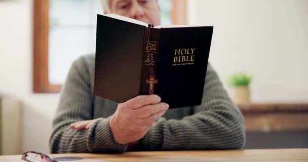 Las Manos Hombre Lectura Biblia Casa Para Oración Adoración Jesucristo — Vídeo de stock