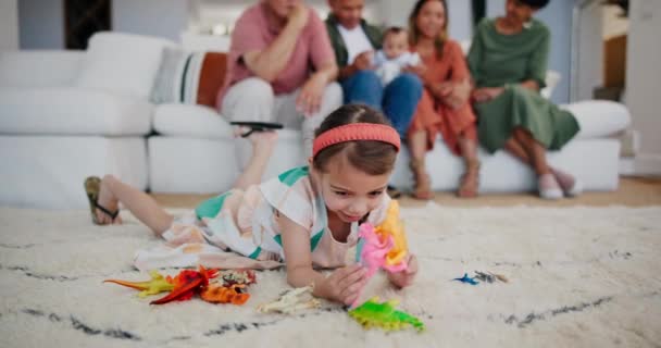 Kind Mädchen Und Spielen Mit Spielzeug Wohnzimmer Für Mobilität Entwicklung — Stockvideo