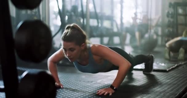심각한 여성과 클럽에서 바닥에 운동을위한 균형을위한 체육관에서 아Bs를 에너지를 — 비디오