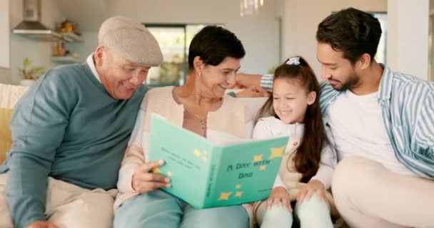 Büyükanne Büyükbaba Kız Çocuk Kitap Okumak Öğrenmek Hikaye Anlatmak Için — Stok video