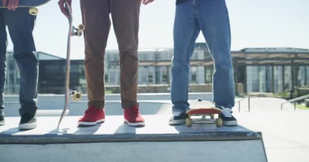 Amici Pattinaggio Gambe Uomini Con Skateboard Città Esercizio Pratica Attività — Video Stock