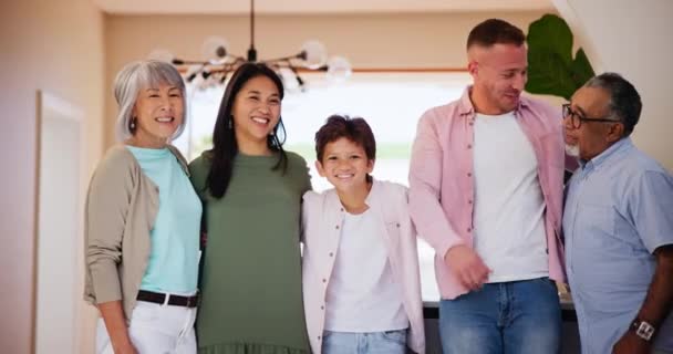 Lieben Lachen Und Glücklich Mit Einer Verschmolzenen Familie Ihrem Haus — Stockvideo