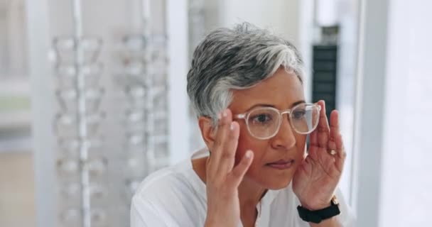 Gözlükler Mağaza Üst Düzey Kadın Karar Opsiyon Lens Çerçeve Perakende — Stok video
