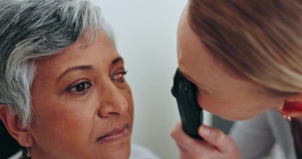 Оглядовий Іспит Зріла Жінка Або Пацієнтка Оптометром Тестування Зору Очного — стокове відео