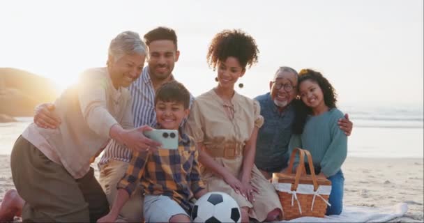 Familj Selfie Strand Eller Glada Barn Naturen Med Morföräldrar Semester — Stockvideo