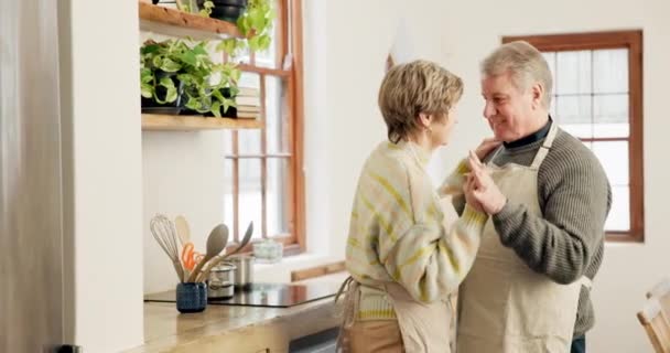 Aşk Dans Yaşlı Çiftler Evlerinin Mutfağında Birlikte Romantizm Için Emeklilik — Stok video