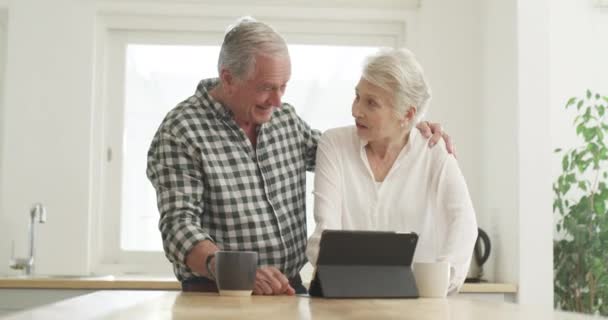 Oudere Echtpaar Tablet Thuis Koffie Met Internetverbinding Streaming Service Website — Stockvideo