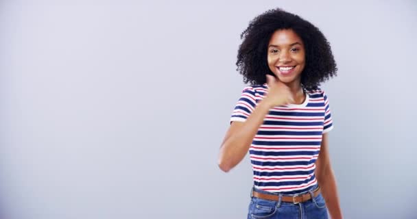 Happy Yüz Siyah Kadın Stüdyoda Haber Duyuru Gri Arka Plan — Stok video
