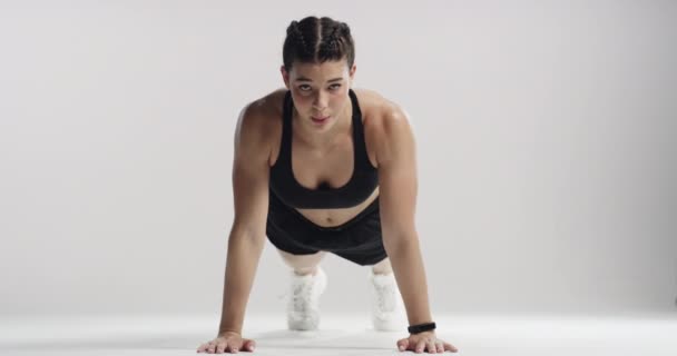 手臂和俯卧撑与一个年轻的女子在工作室的白色背景下进行健康锻炼 一位自信的运动员在体育馆里训练她的肌肉特写 锻炼和强壮 — 图库视频影像