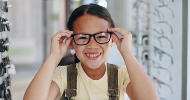 Fille Heureuse Enfant Lunettes Pour Les Lunettes Magasinant Dans Bureau — Video