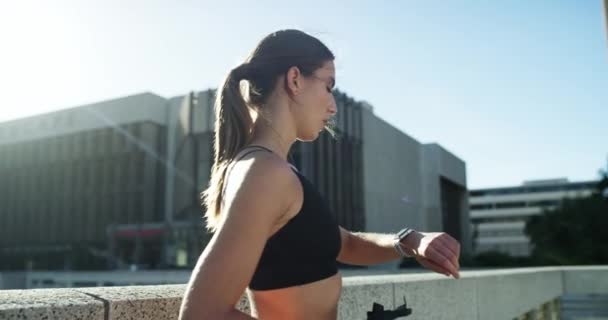 Water Stad Fitness Vrouw Controleren Tijd Smartwatch Pols Klok Beginnen — Stockvideo