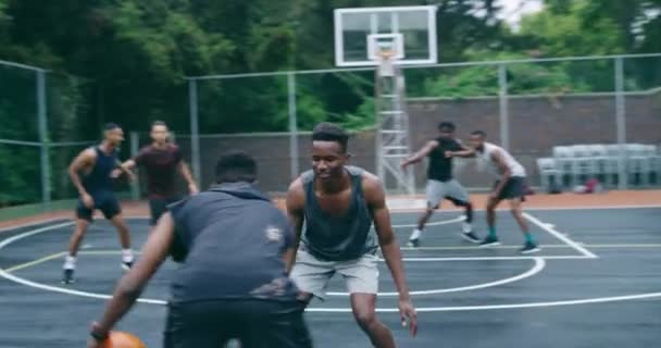 Hommes Équipe Basket Ball Plein Air Sur Terrain Avec Action — Video