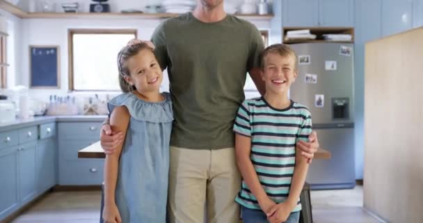 Papá Los Niños Cocina Con Cara Juntos Sonreír Abrazar Con — Vídeo de stock