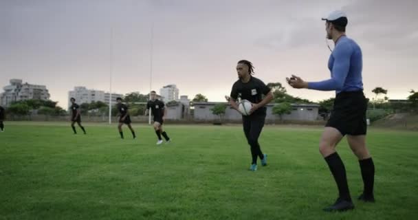 Deportes Entrenamiento Estrategia Con Entrenador Equipo Rugby Ejecutando Ejercicios Campo — Vídeos de Stock