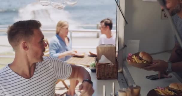 Ciężarówka Człowiek Jedzenie Kartą Kredytową Płatności Przerwy Latem Plaży Wakacji — Wideo stockowe
