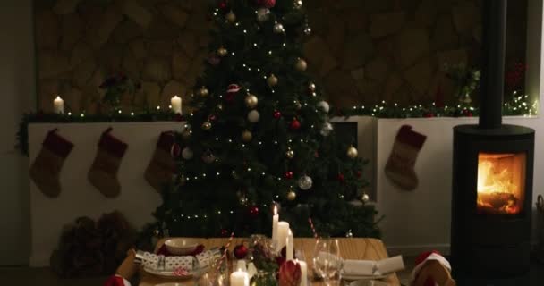 Noel Ağacı Yemek Masası Şenlik Sezonu Için Gece Akşam Yemeği — Stok video
