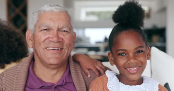 Παππούδες Παιδιά Και Χαμόγελο Καναπέ Πρόσωπο Φροντίδα Και Αγκαλιά Για — Αρχείο Βίντεο