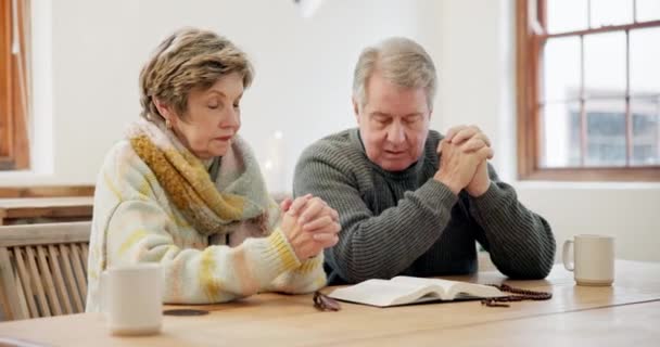 Idős Pár Otthon Biblia Imádkozás Hit Imádat Jézus Krisztus Szentlélek — Stock videók
