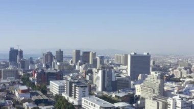 İnsansız hava aracı, binalar ve gökdelenli şehir manzarası, Cape Town 'da açık mekanı ve coğrafyası olan manzara. Şehir altyapısı, dünya ile şehir geçmişi ve sokak ve mimarinin hava görüntüsü..